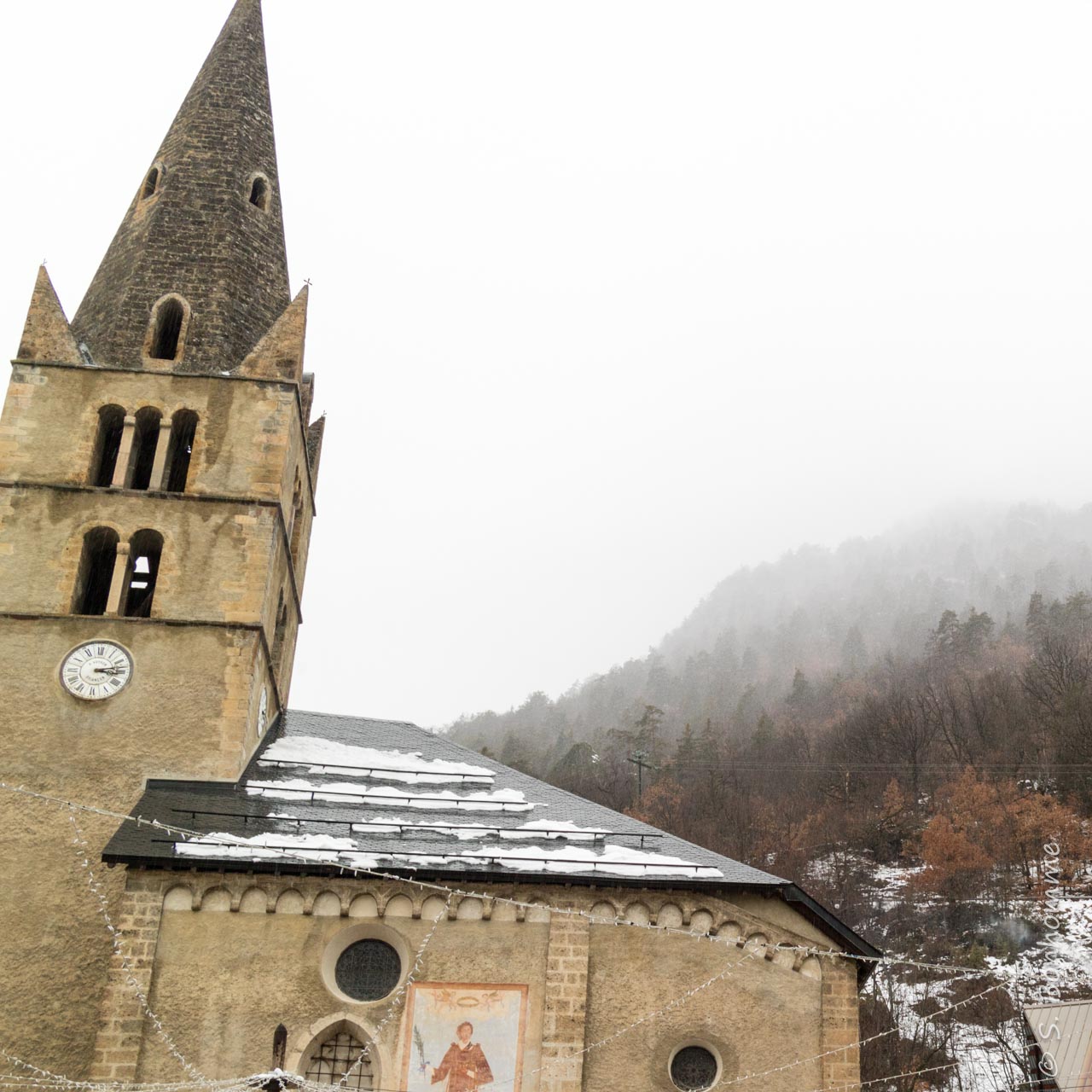 Place de l'église à Vallouise