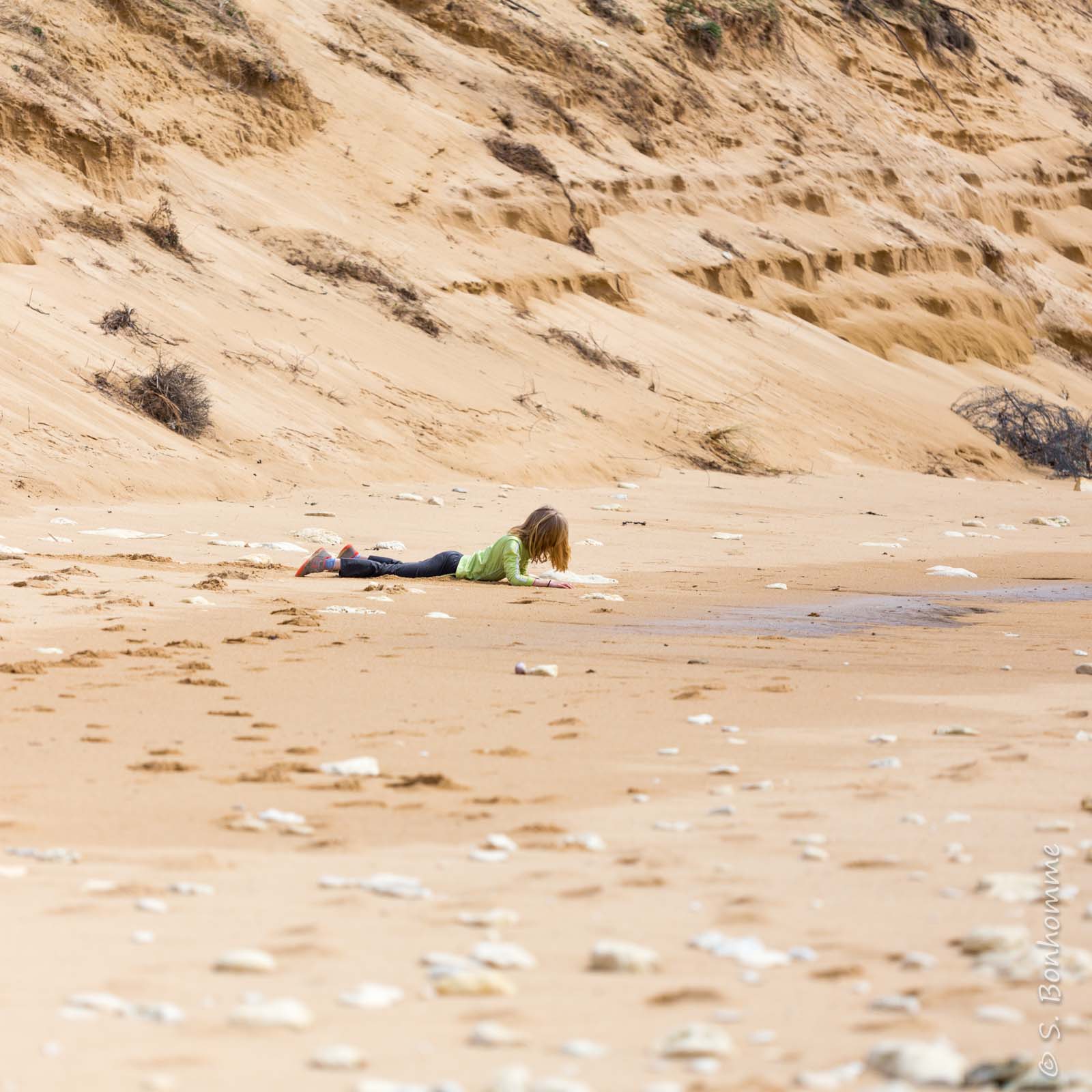 Lutin vérifiant la qualité du sable