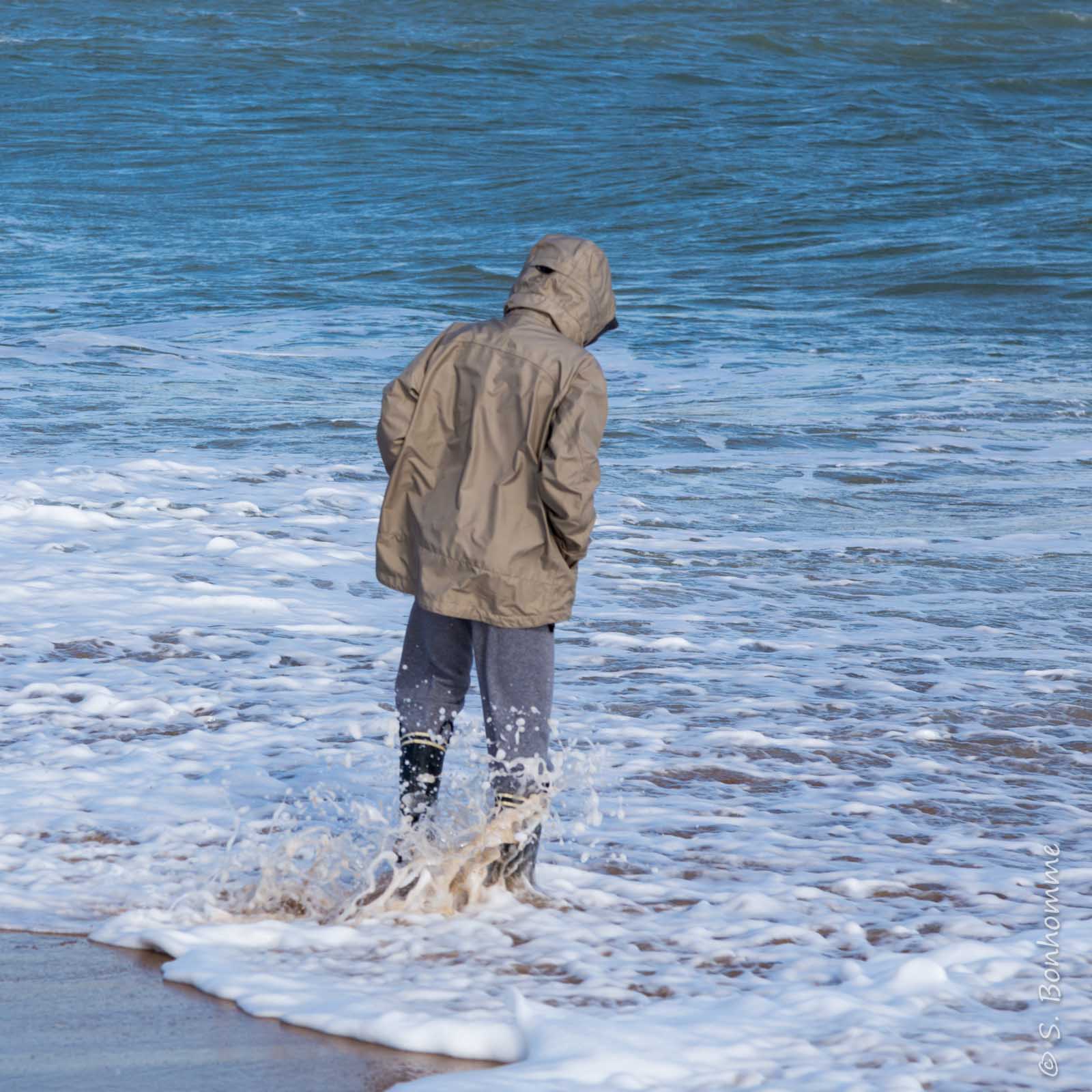 Lutin testant l'étanchéité des bottes