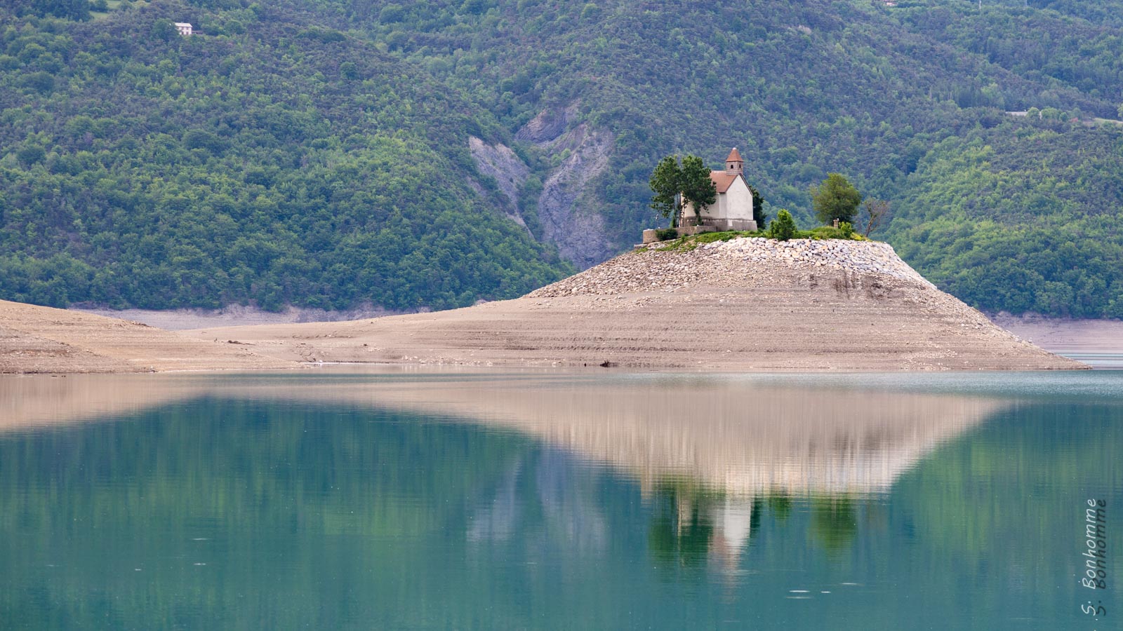 Chapelle du lac de Serre-Ponçon